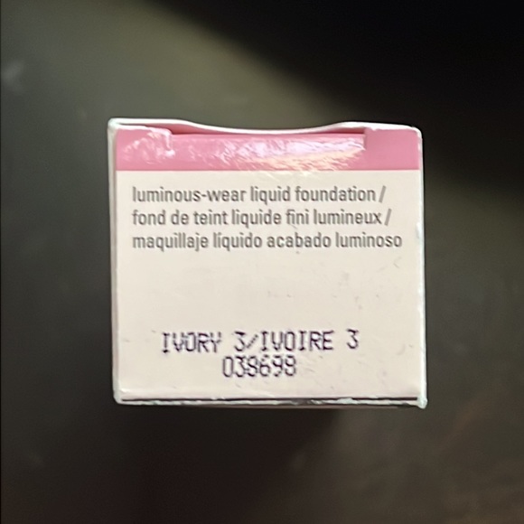 Mary Kay Luminous-Wear Liquid Foundation - Picture 3 of 5